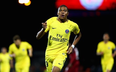 中欧电竞评论-多夫比克转身摆脱后卫射门