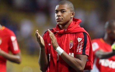 中欧电竞评论-莫德里奇赛后冰敷双腿画面感人